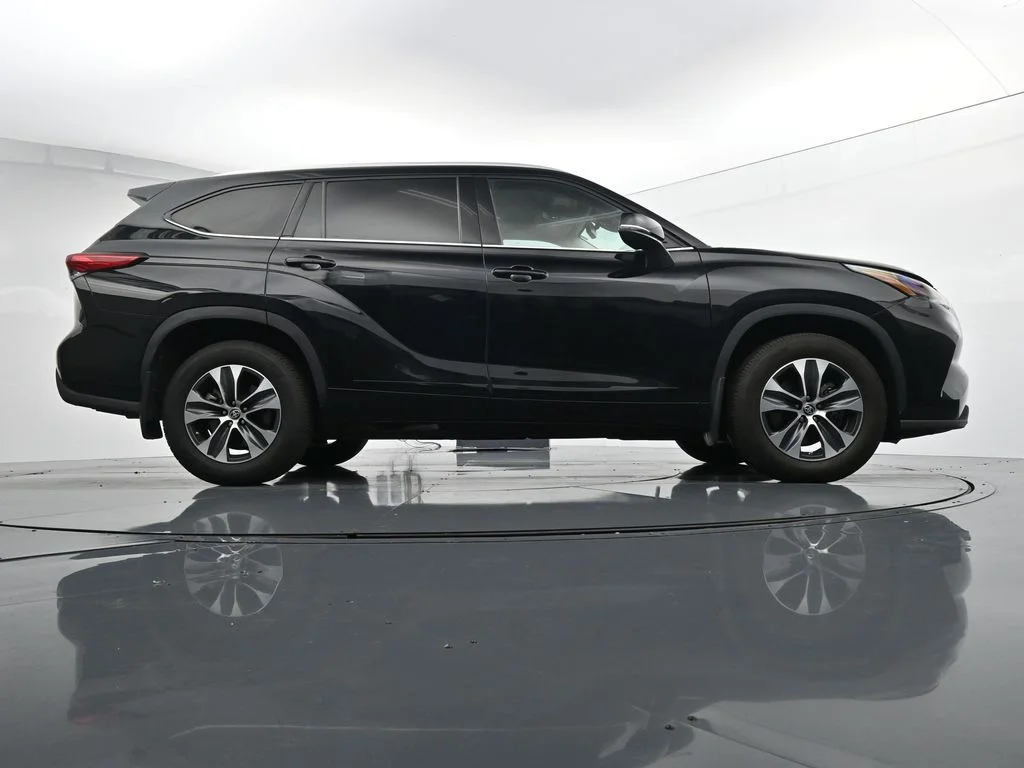 Used 2022 Black Toyota XLE image 33