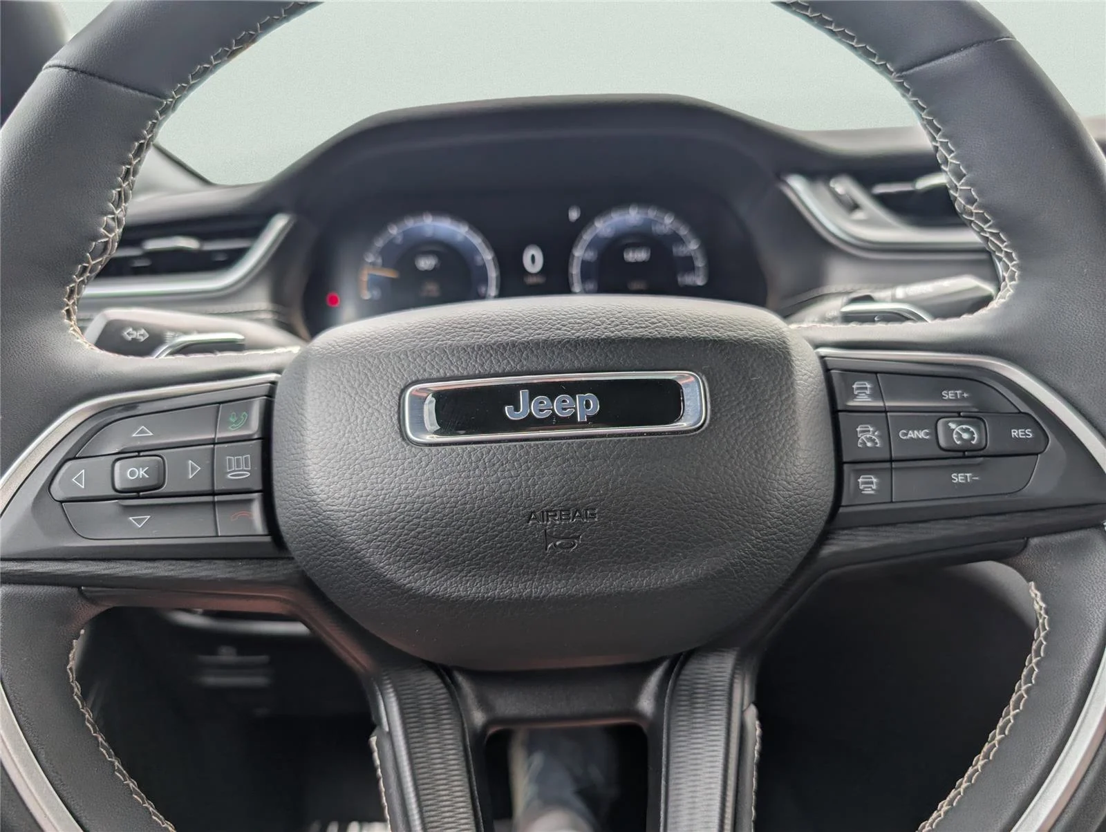Used 2024 Diamond Black Crystal Pearlcoat Jeep Laredo image 22