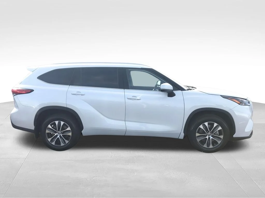 Used 2023 Beige Toyota XLE image 11