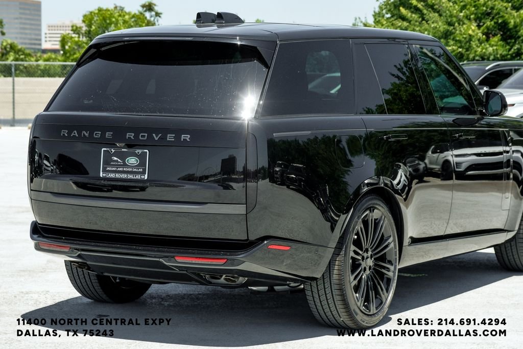 New 2026 Santorini Black Metallic Land Rover SE image 9