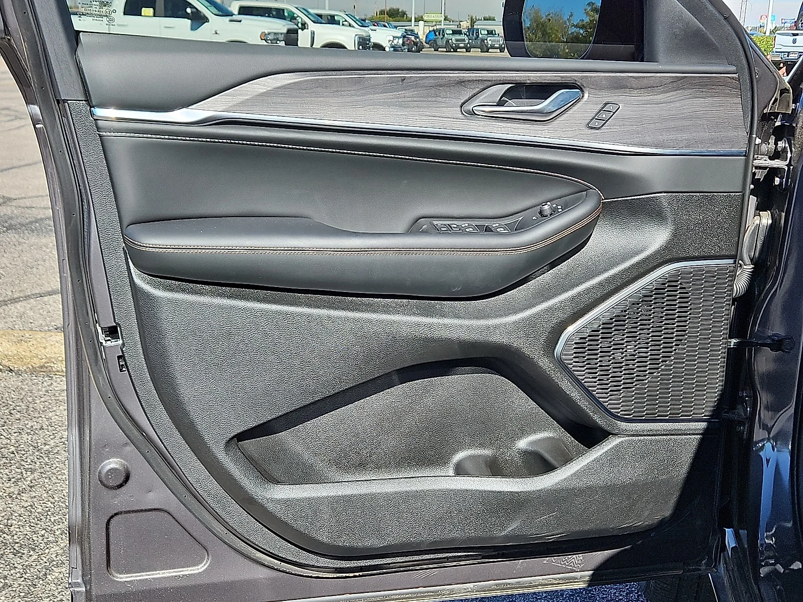 New 2025 Baltic Gray Jeep L OVERLAND 4X4 image 14
