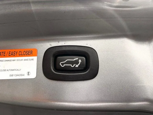 Used 2022  Mitsubishi  image 22