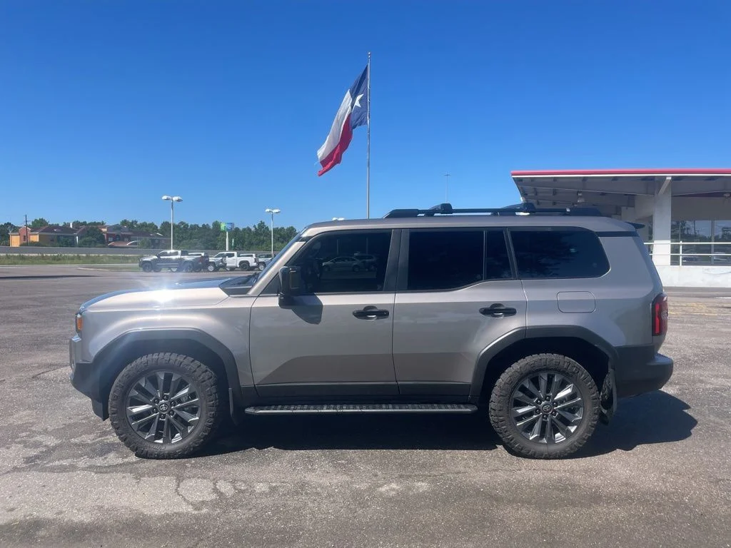 Used 2025  Toyota Base image 4
