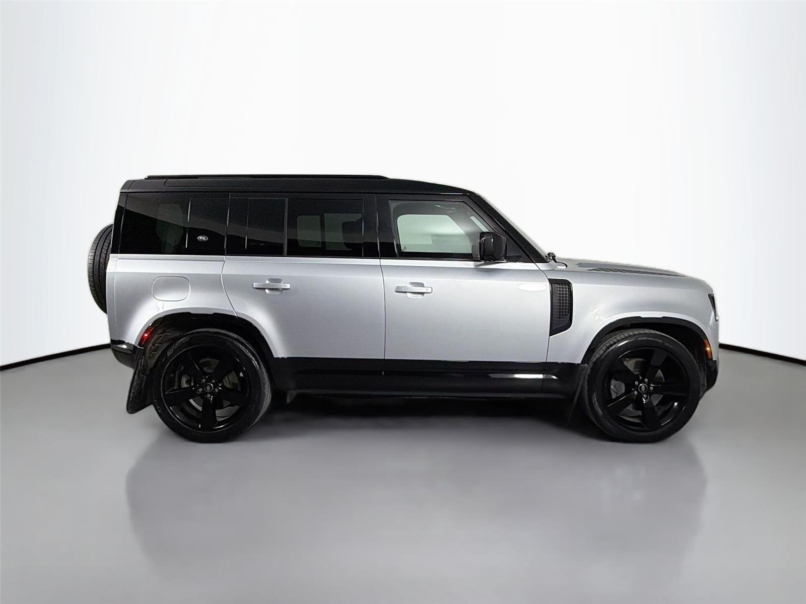 Used 2024 Hakuba Silver Land Rover X-Dynamic SE image 4