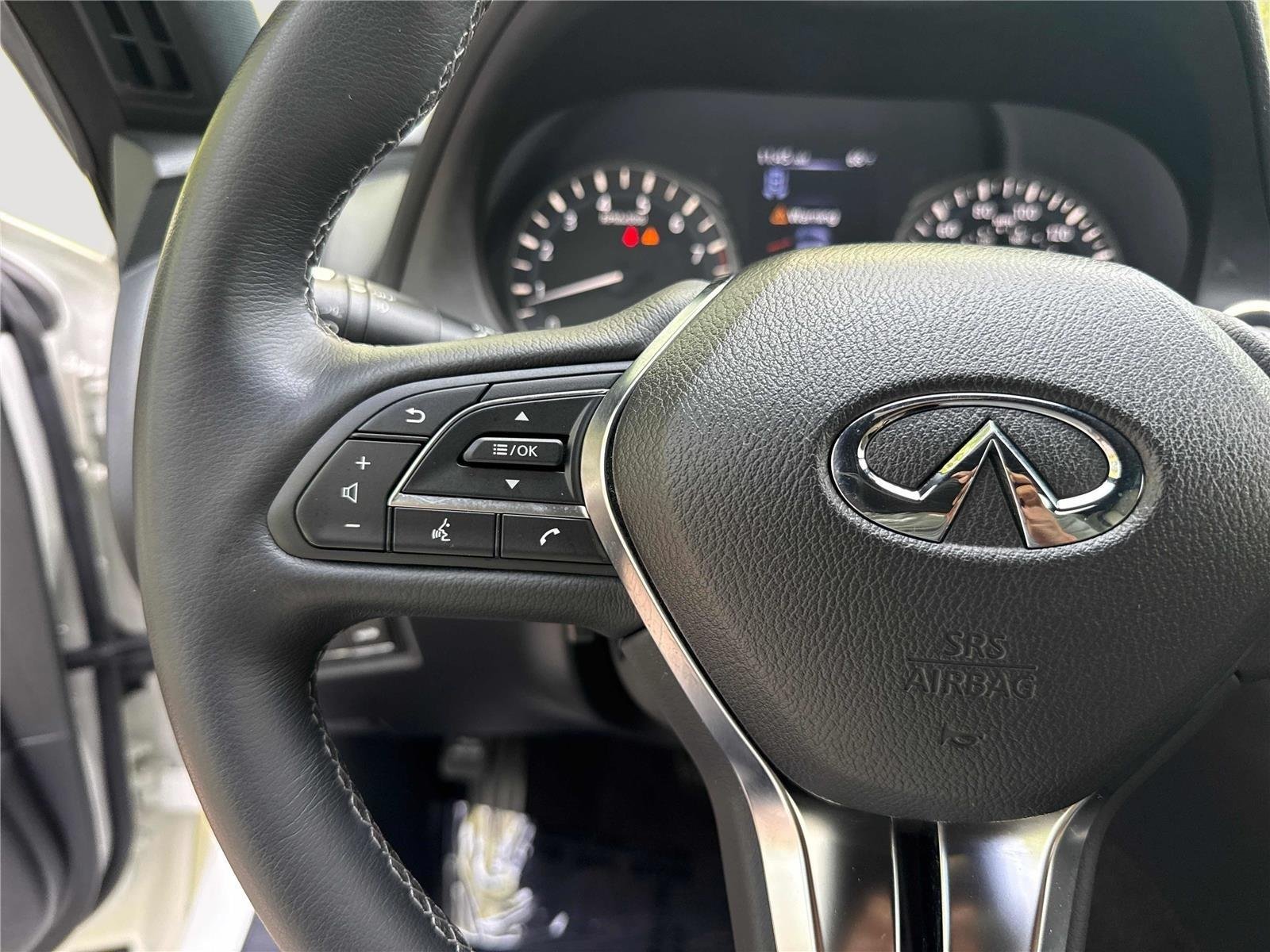 Used 2022 Pure White INFINITI LUXE image 16