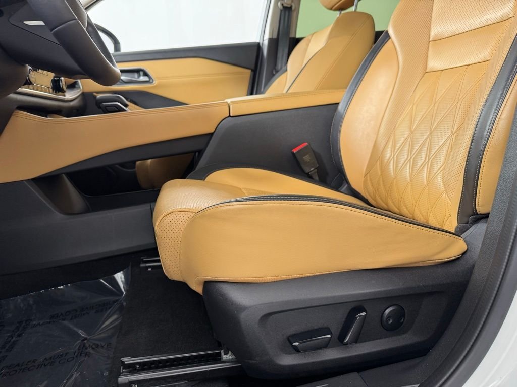 Used 2023 Pearl White Tricoat Nissan Platinum image 13