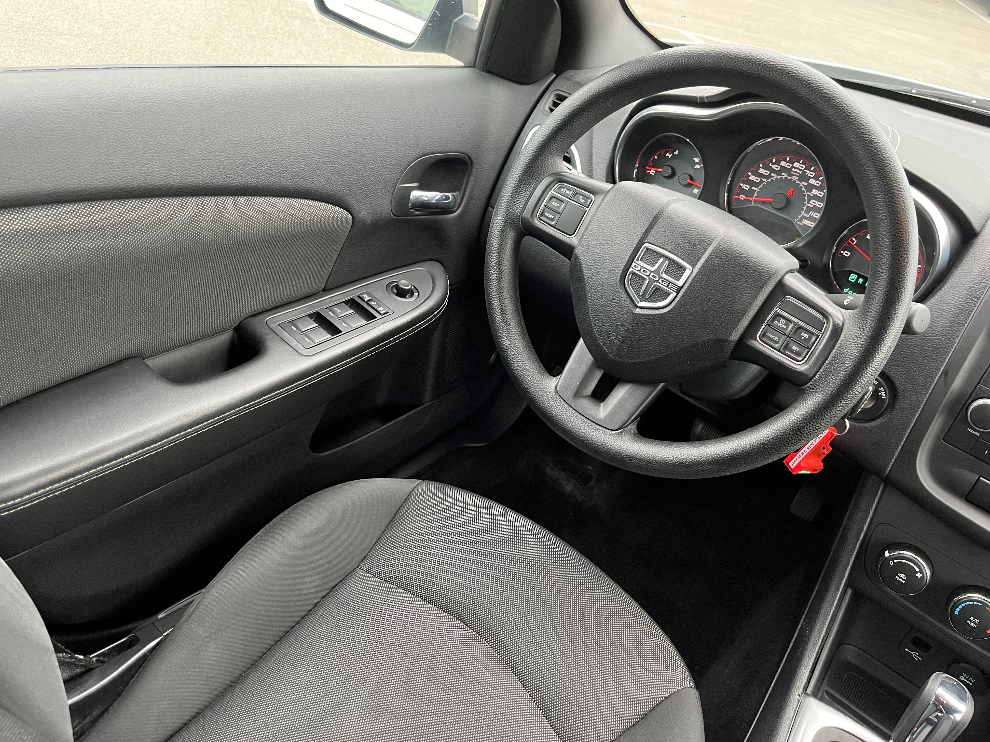Used 2014 Bright White Clearcoat Dodge SE image 9