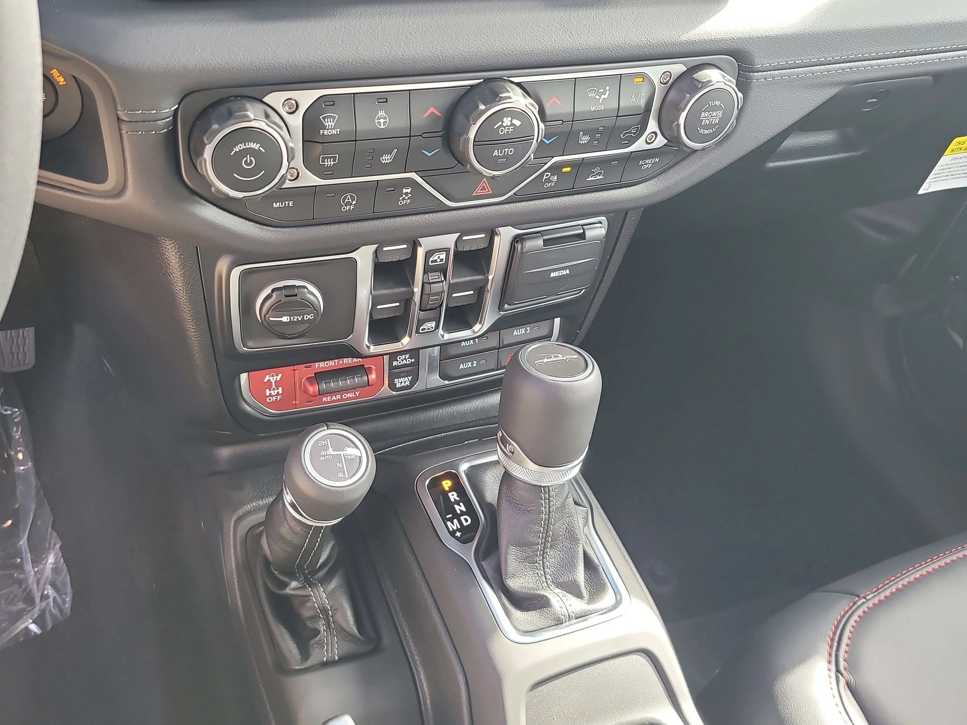 New 2026 Granite Crystal Metallic Clearcoat Jeep Rubicon X image 18