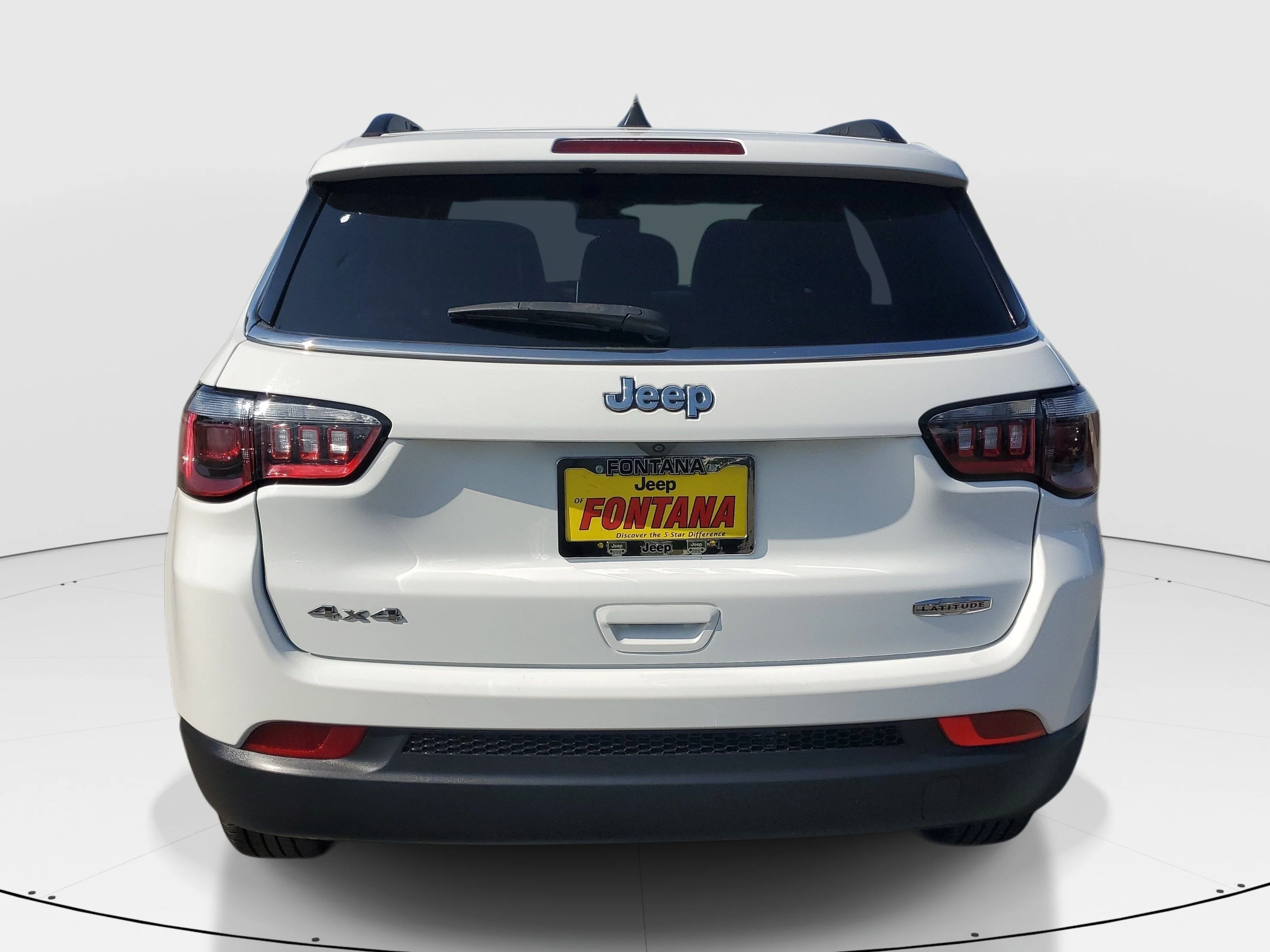 Used 2024 White Jeep Latitude image 4