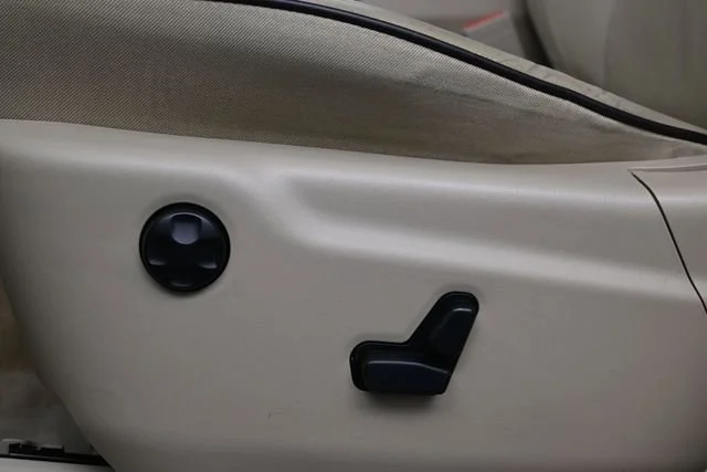 Used 2018 Velvet Red Pearlc Jeep Overland image 11
