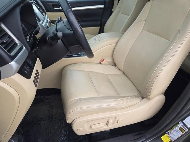 Certified Used 2017 ALUMINA JADE METAL Toyota  image 10