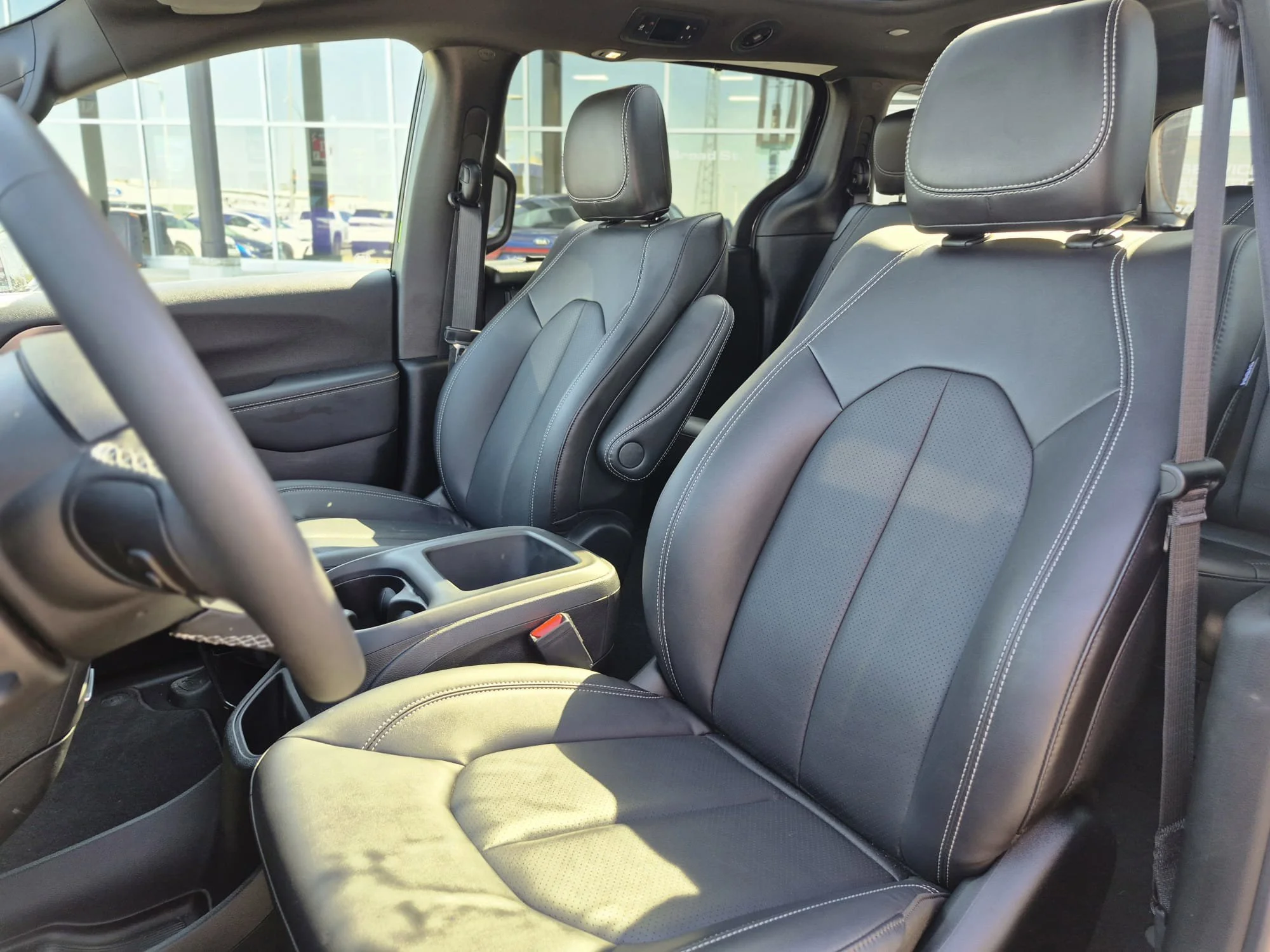 Certified Used 2026 Diamond Black Crystal Pearl Chrysler Select AWD*7 Pass | Adaptive Cruise | Remote Start | Htd Leather | Pano Roof | Htd Wheel | CarPlay image 7
