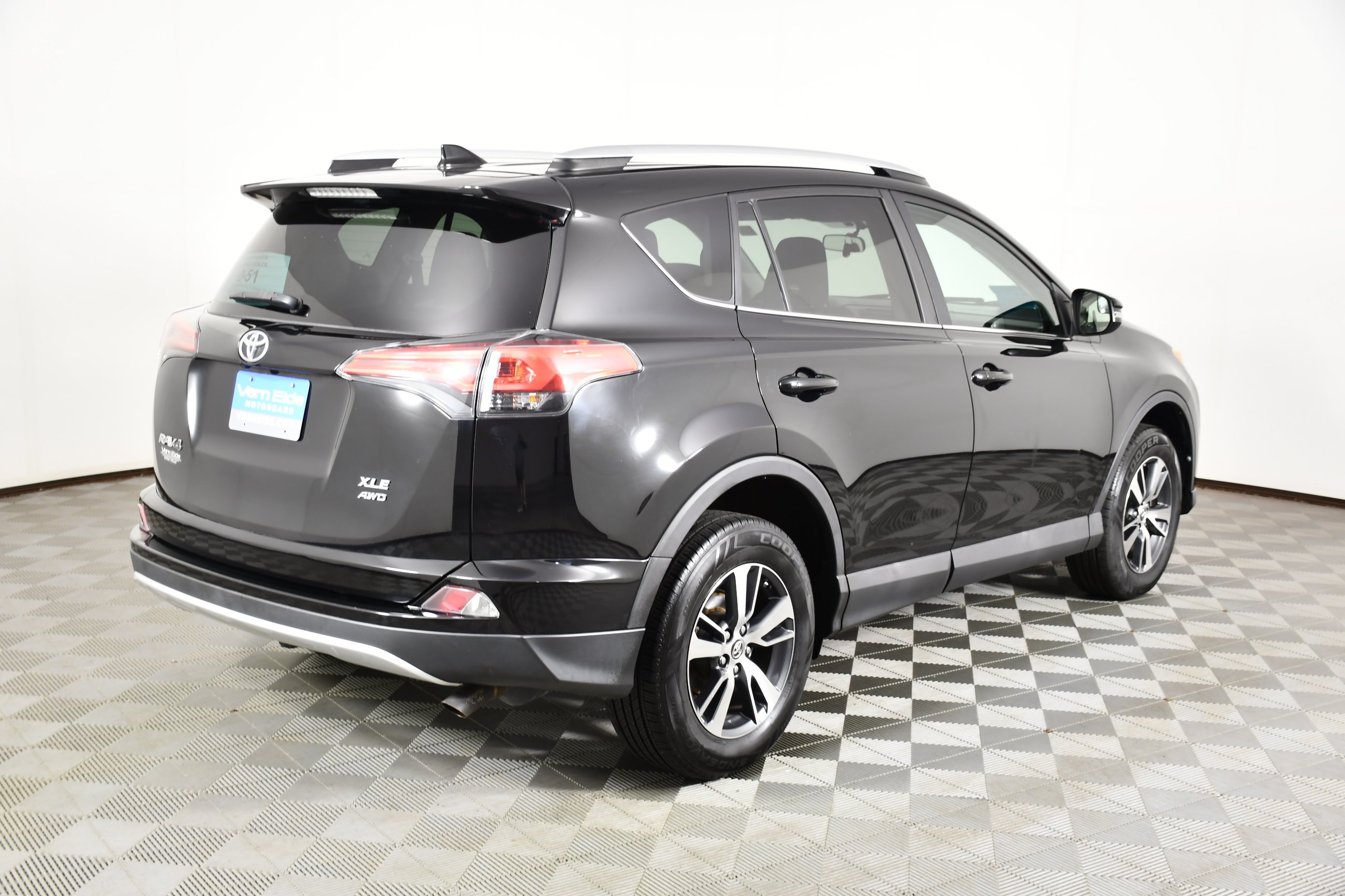 Used 2016 Black Toyota XLE image 6