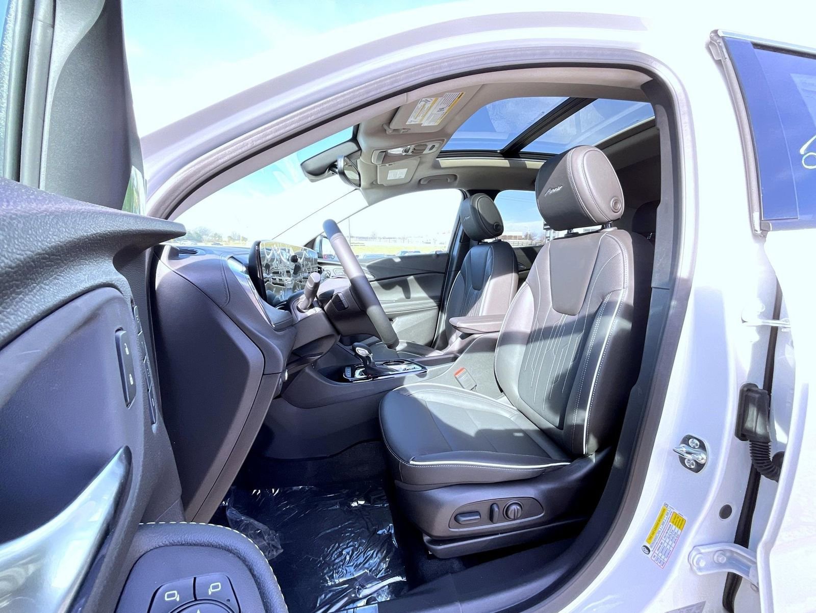 New 2026 White Frost Tricoat Buick Avenir image 10