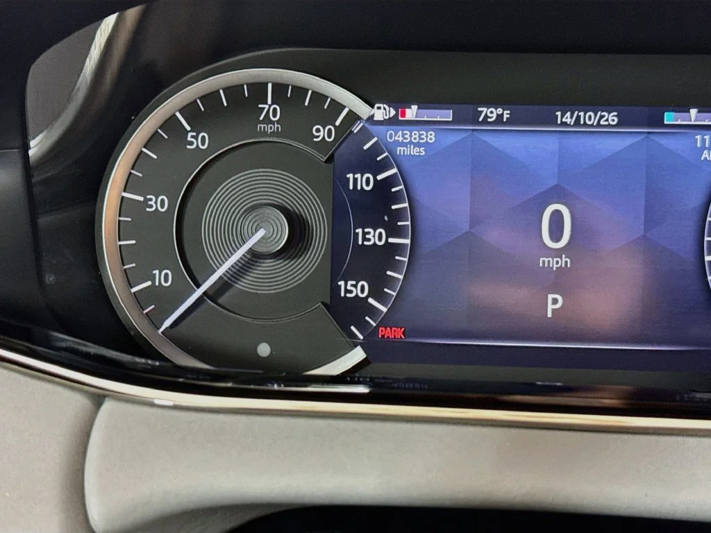 Used 2023 Gray Land Rover R-Dynamic SE image 15