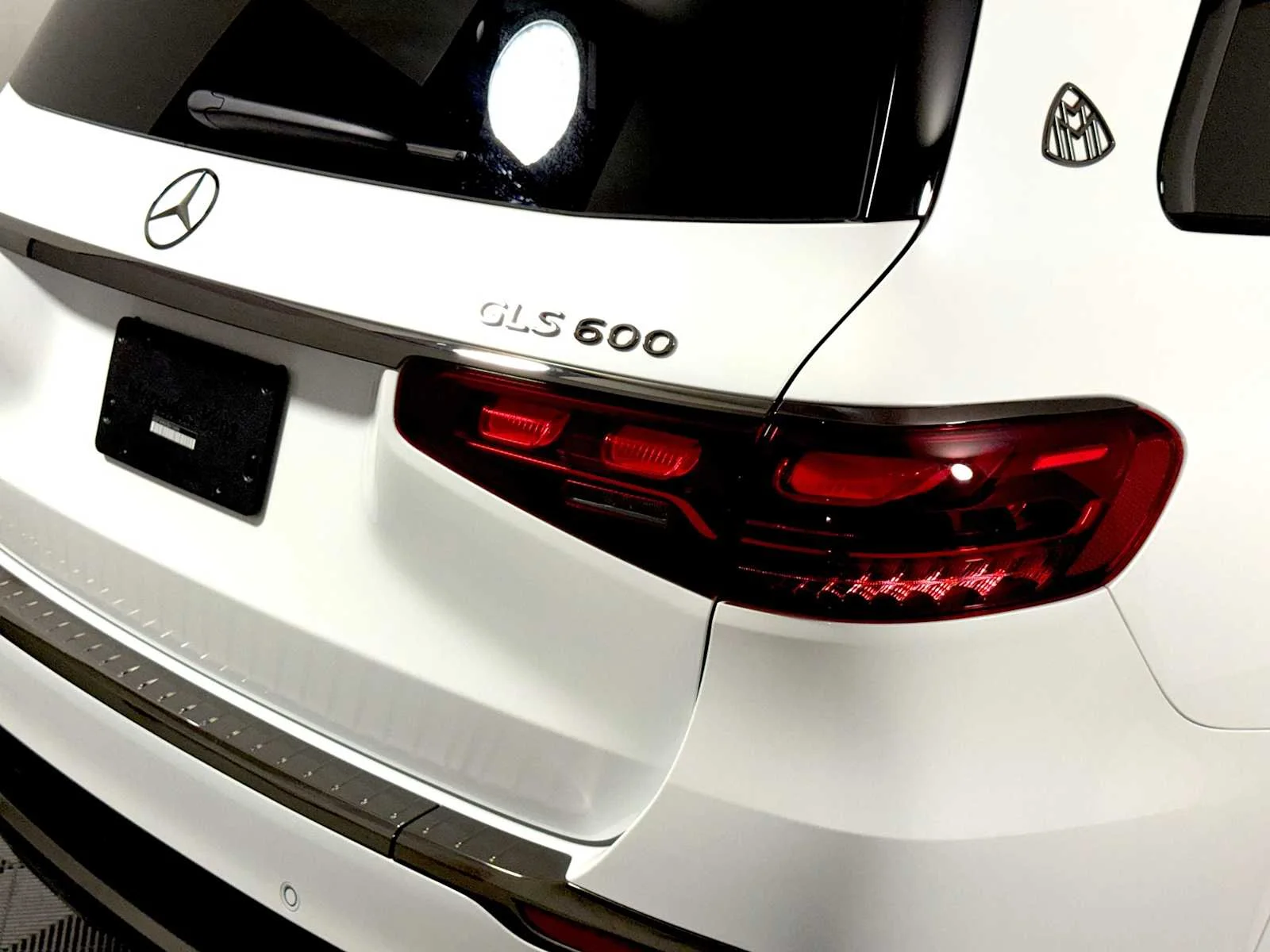 Used 2025 MANUFAKTUR Moonlight White Metallic Mercedes-Benz Maybach GLS 600 image 28