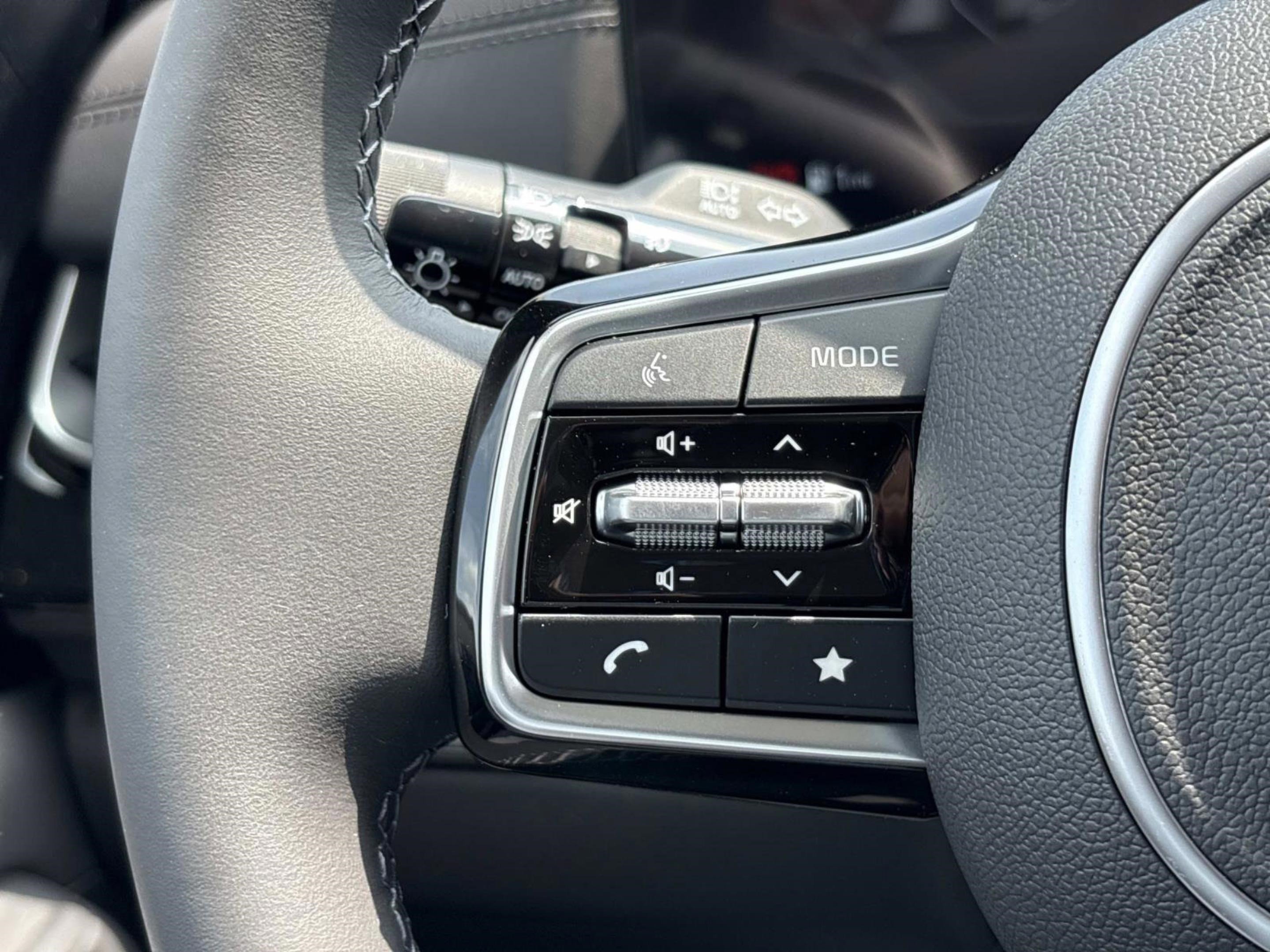 New 2026 Snow White Pearl Kia SX Prestige image 23