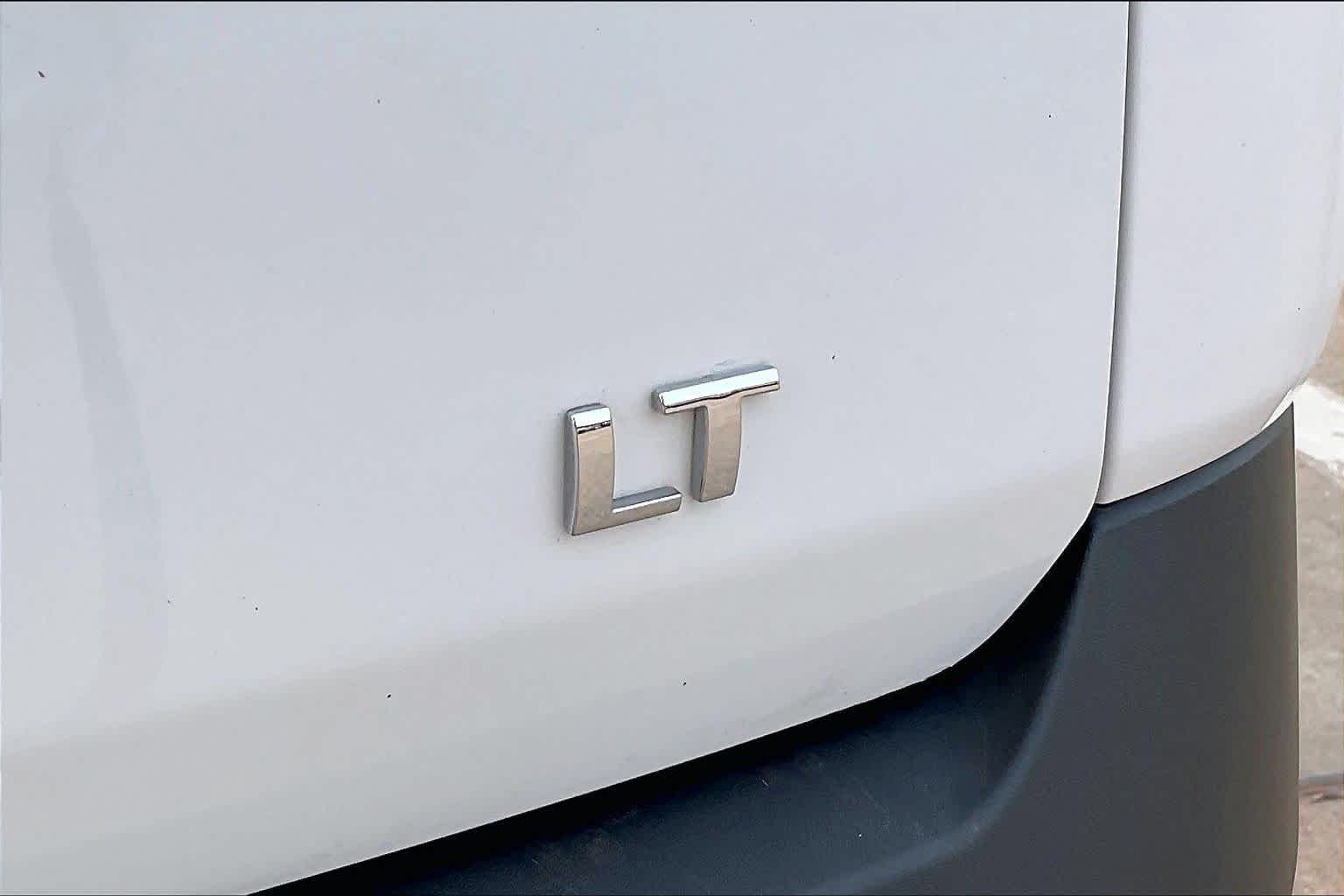 Used 2020 Summit White Chevrolet LT Cloth image 9