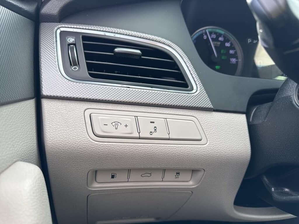 Used 2016 Black Hyundai Base image 34