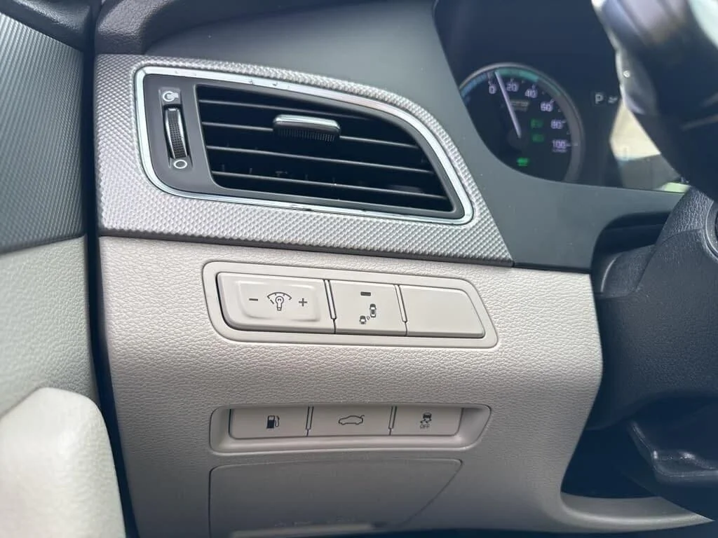 Used 2016 Black Hyundai Base image 34