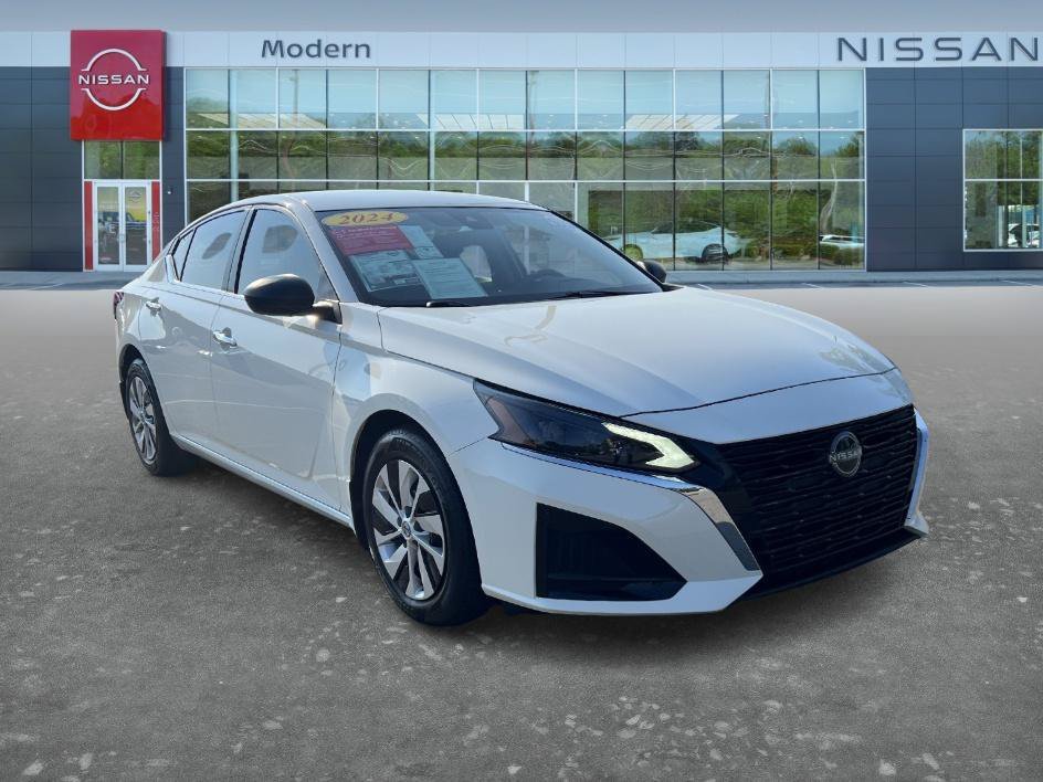 Certified Used 2024 Glacier White Nissan 2.5 S image 3