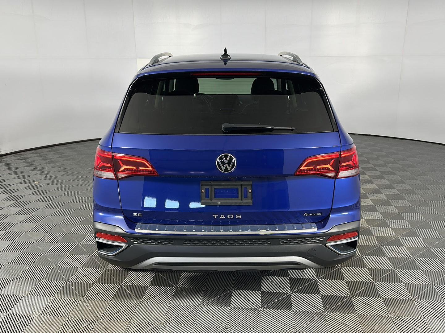 Used 2023 Dusk Blue Metallic Volkswagen SE image 10