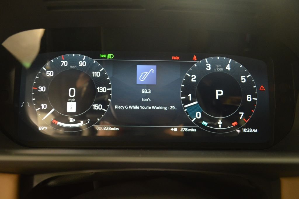 Used 2025 Gray Land Rover Metropolitan Edition image 24