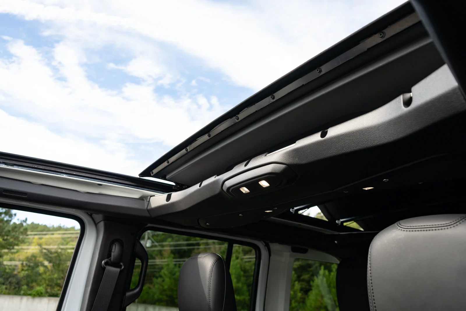 New 2027 Bright White Clear-Coat Paint Jeep Rubicon X image 31