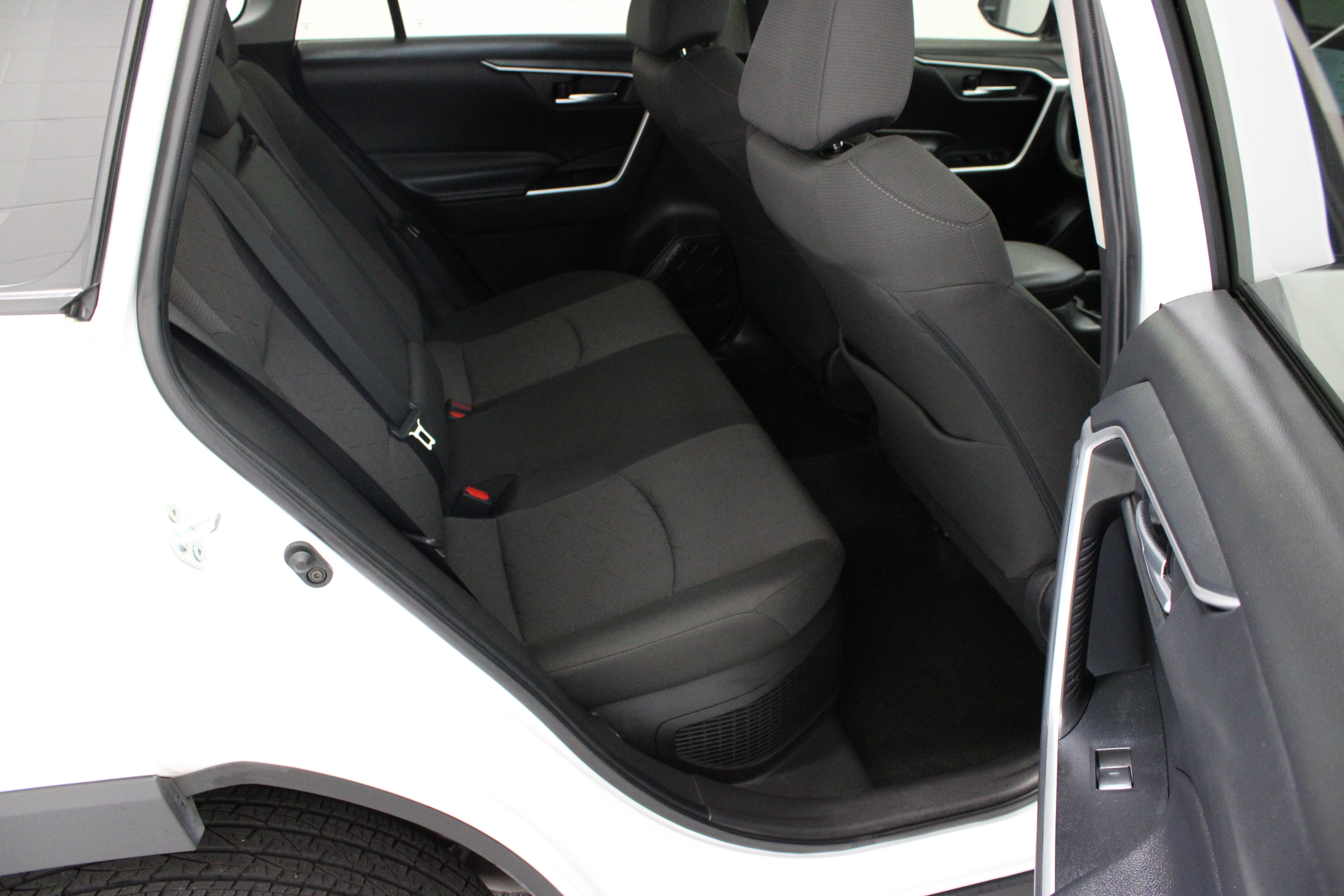 Used 2024 Ice Cap Toyota Hybrid XLE 2.5L image 34