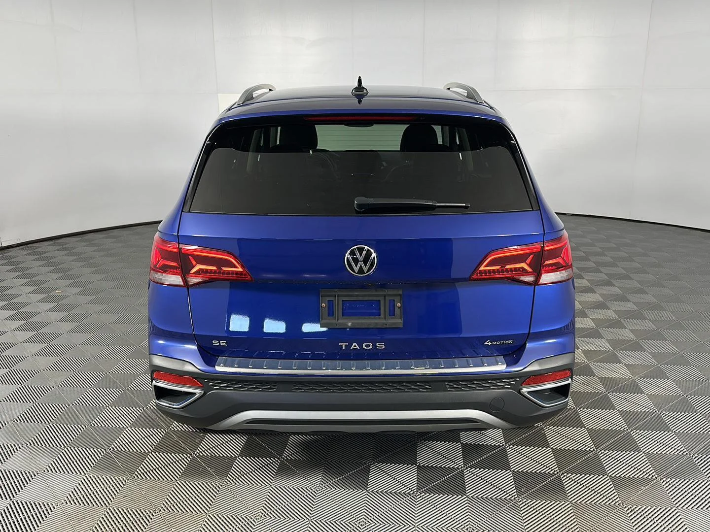 Used 2023 Dusk Blue Metallic Volkswagen SE image 10