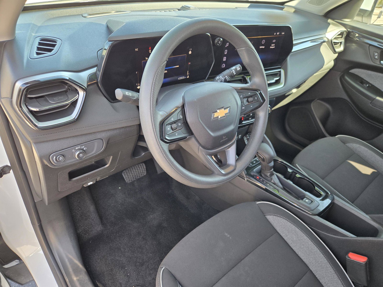 Used 2025 Summit White Chevrolet LT image 18