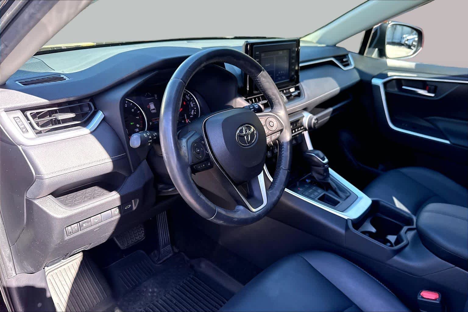 Used 2019 Midnight Black Metallic Toyota XLE Premium image 18