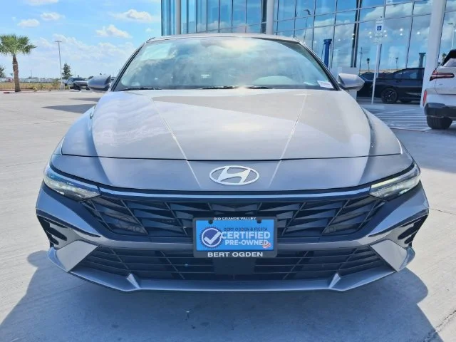 Used 2025  Hyundai SEL Convenience image 2