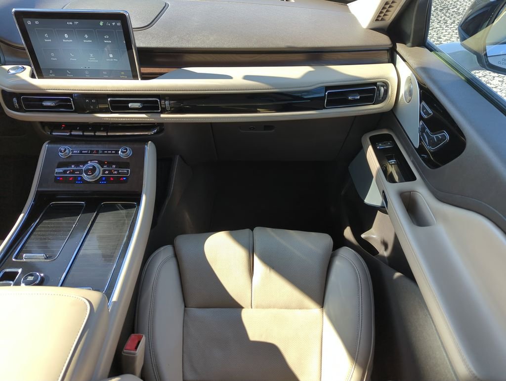 Used 2022 White Lincoln Reserve image 15