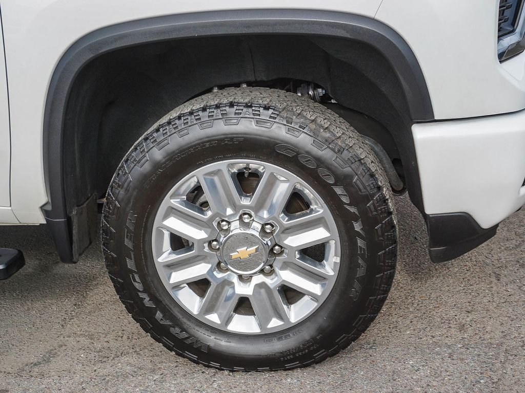 Used 2025 Beige Chevrolet High Country image 9