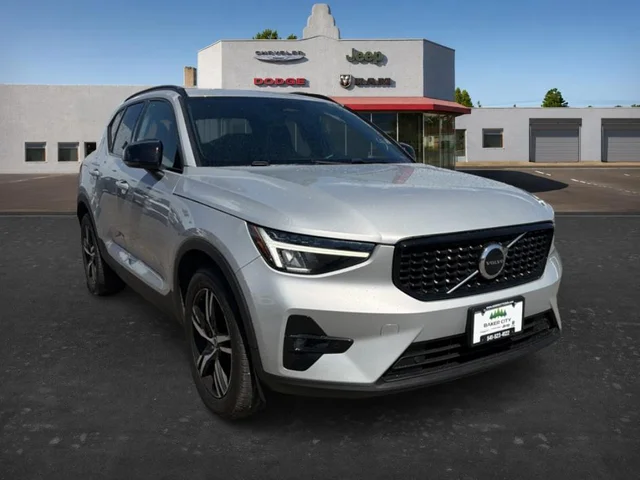 2023 Volvo XC40 B5 Plus Dark Theme