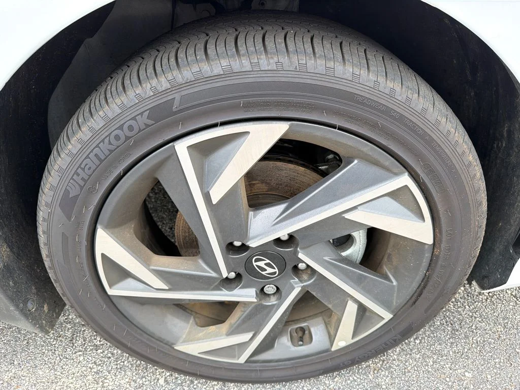 Used 2025 White Hyundai SEL Sport image 12