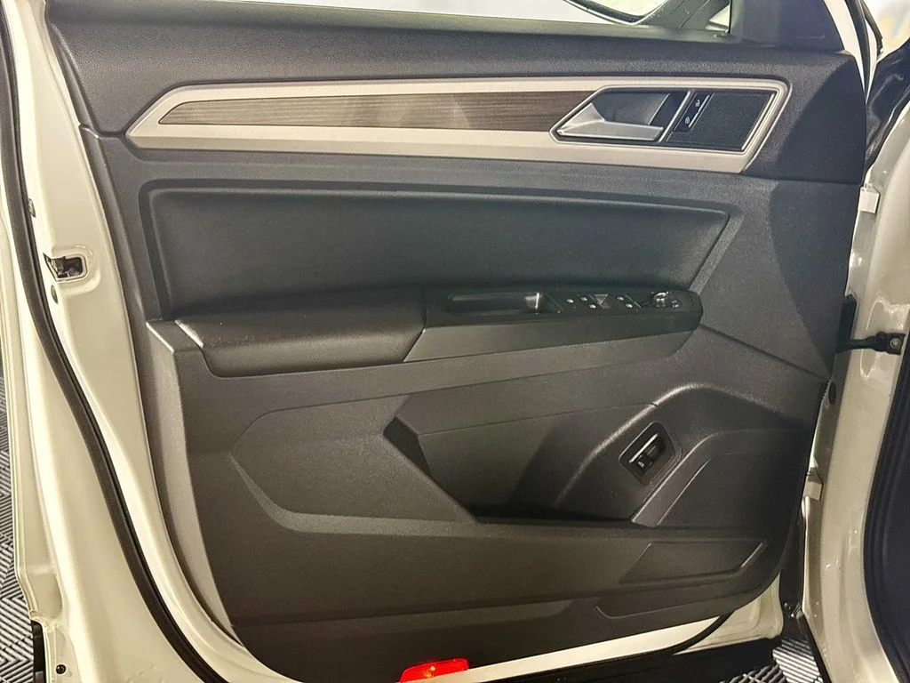 Used 2019 White Volkswagen 3.6L V6 SE image 10