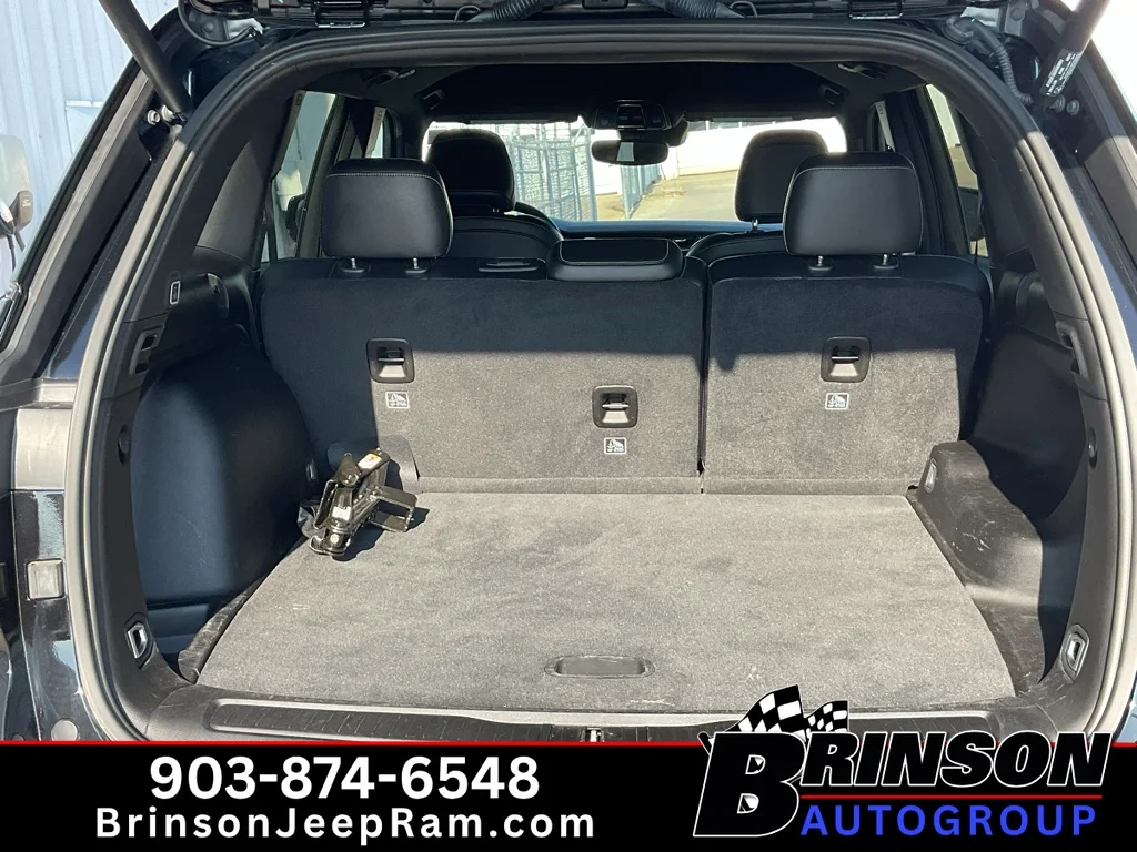 Used 2024 Diamond Black Crystal Pearlcoat Jeep Altitude image 9
