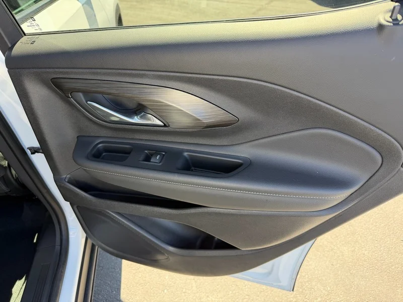 Used 2023 SUMMIT WHITE GMC SLE image 22