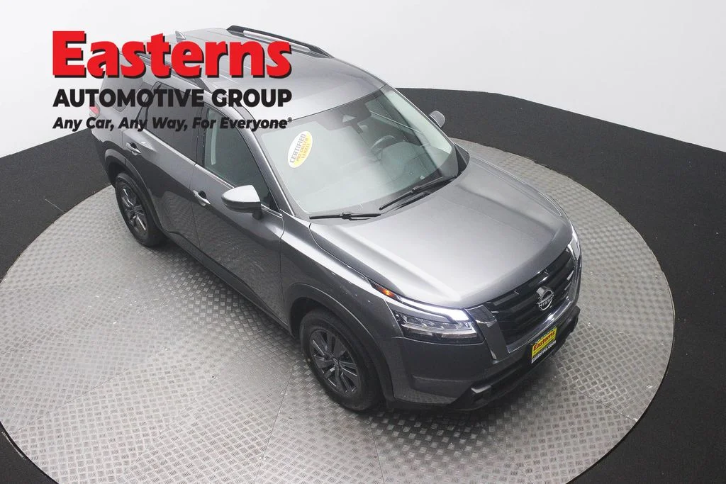 Used 2022 Gray Nissan SV image 3