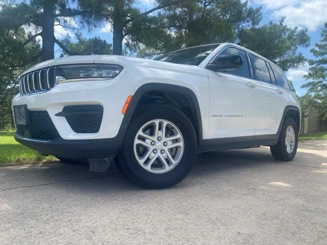 Used 2024 White/off-white Jeep Laredo image 3