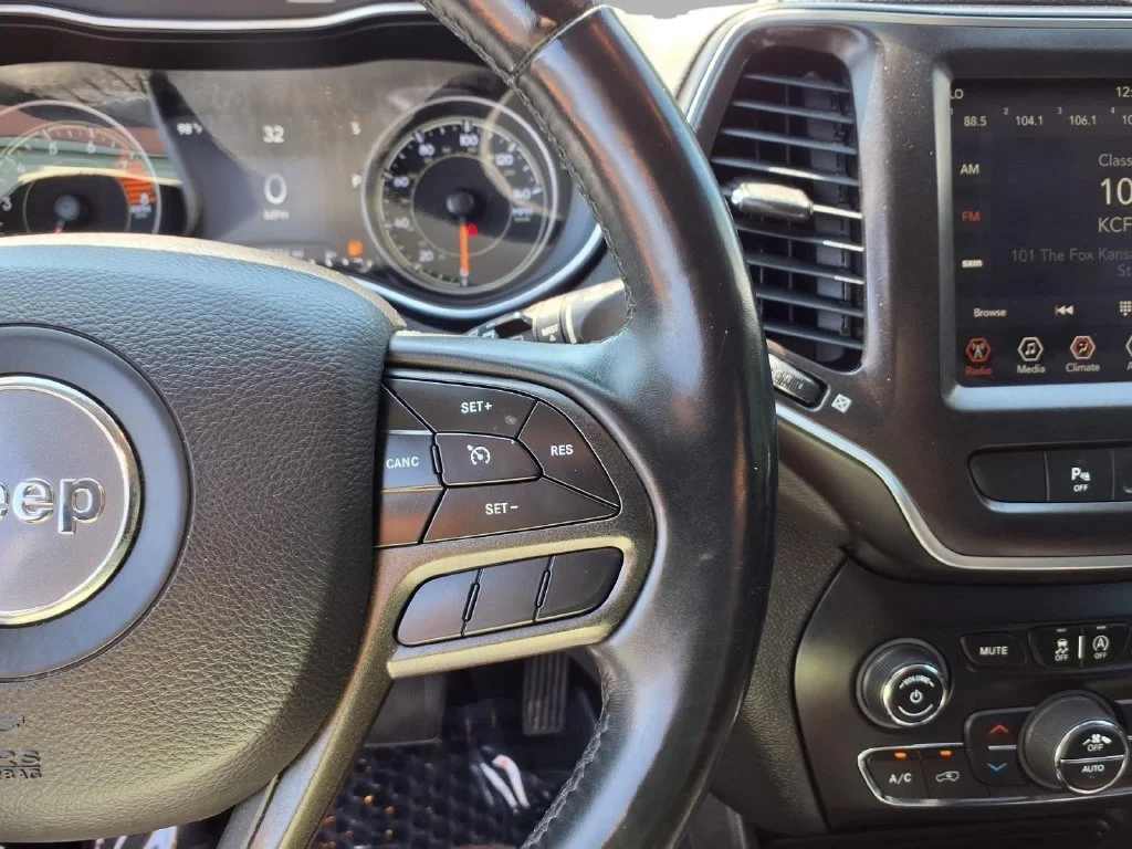 Used 2019 Silver Jeep Trailhawk image 13