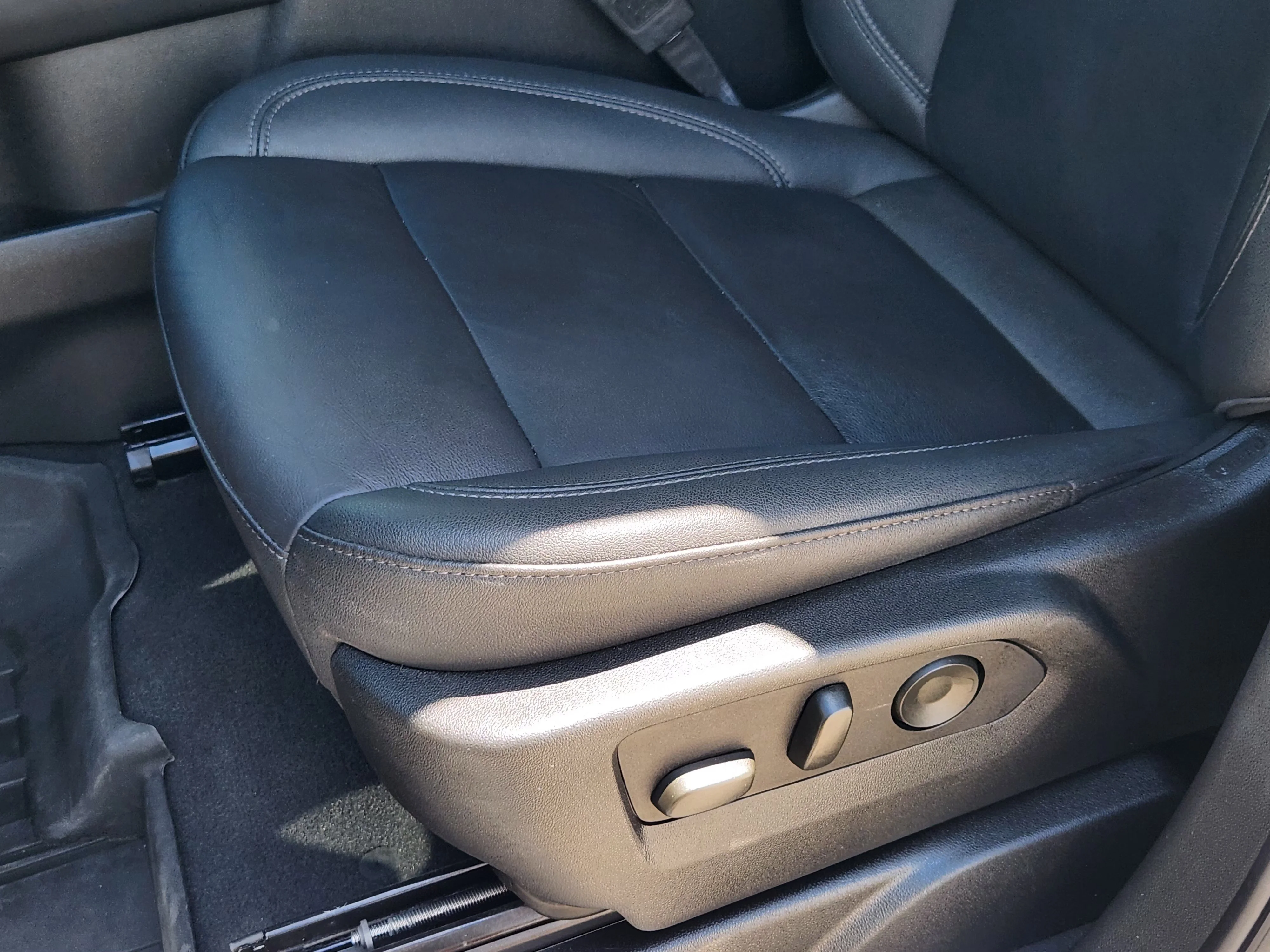 Used 2025 Iridescent Pearl Tricoat Chevrolet Z71 image 24
