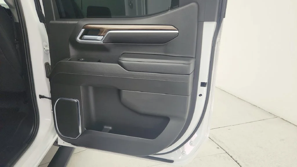 Used 2022 SUMMIT WHITE Chevrolet RST image 33