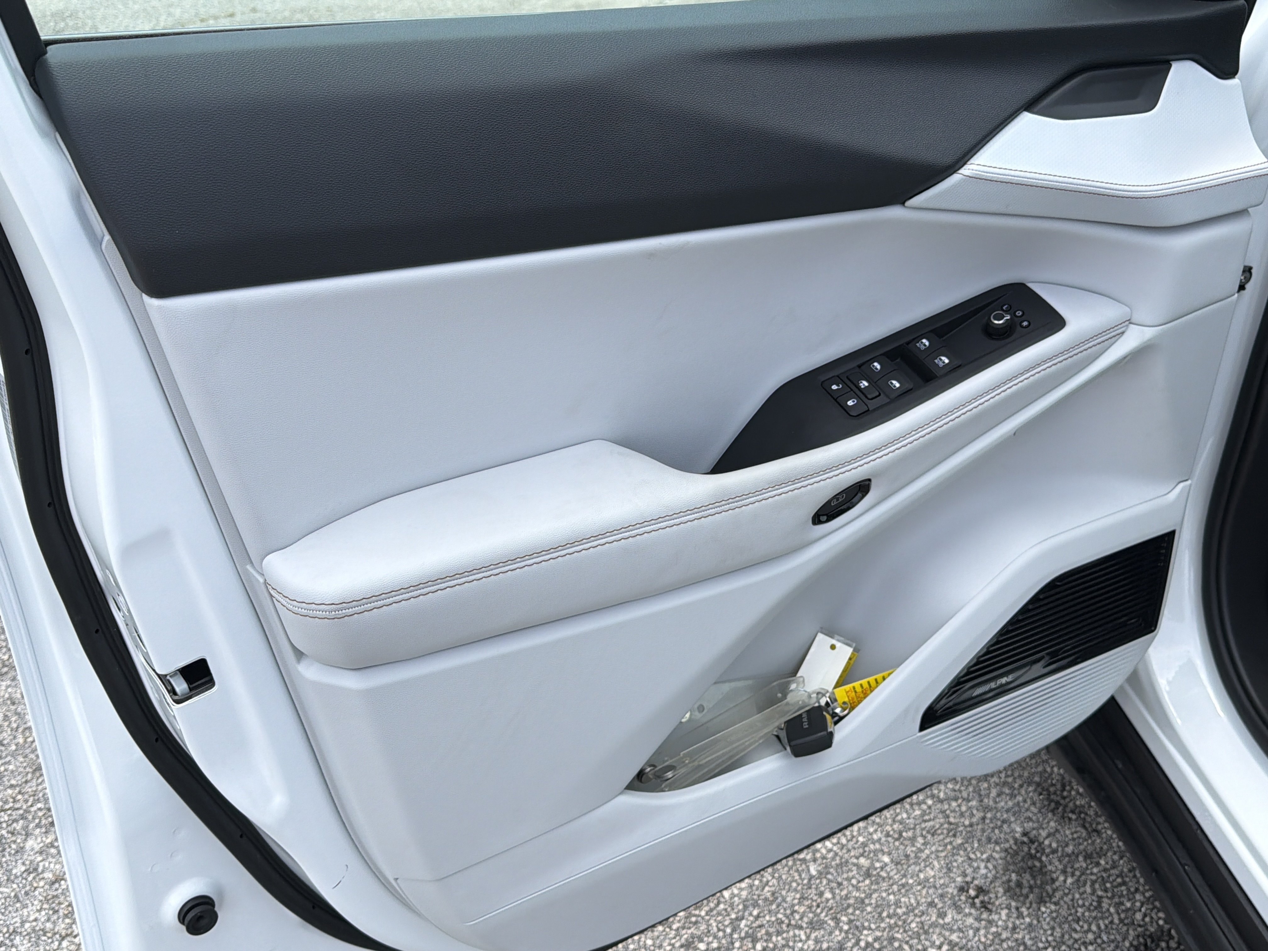 New 2026 Bright White Clear-Coat Exterior Paint Jeep Limited image 11