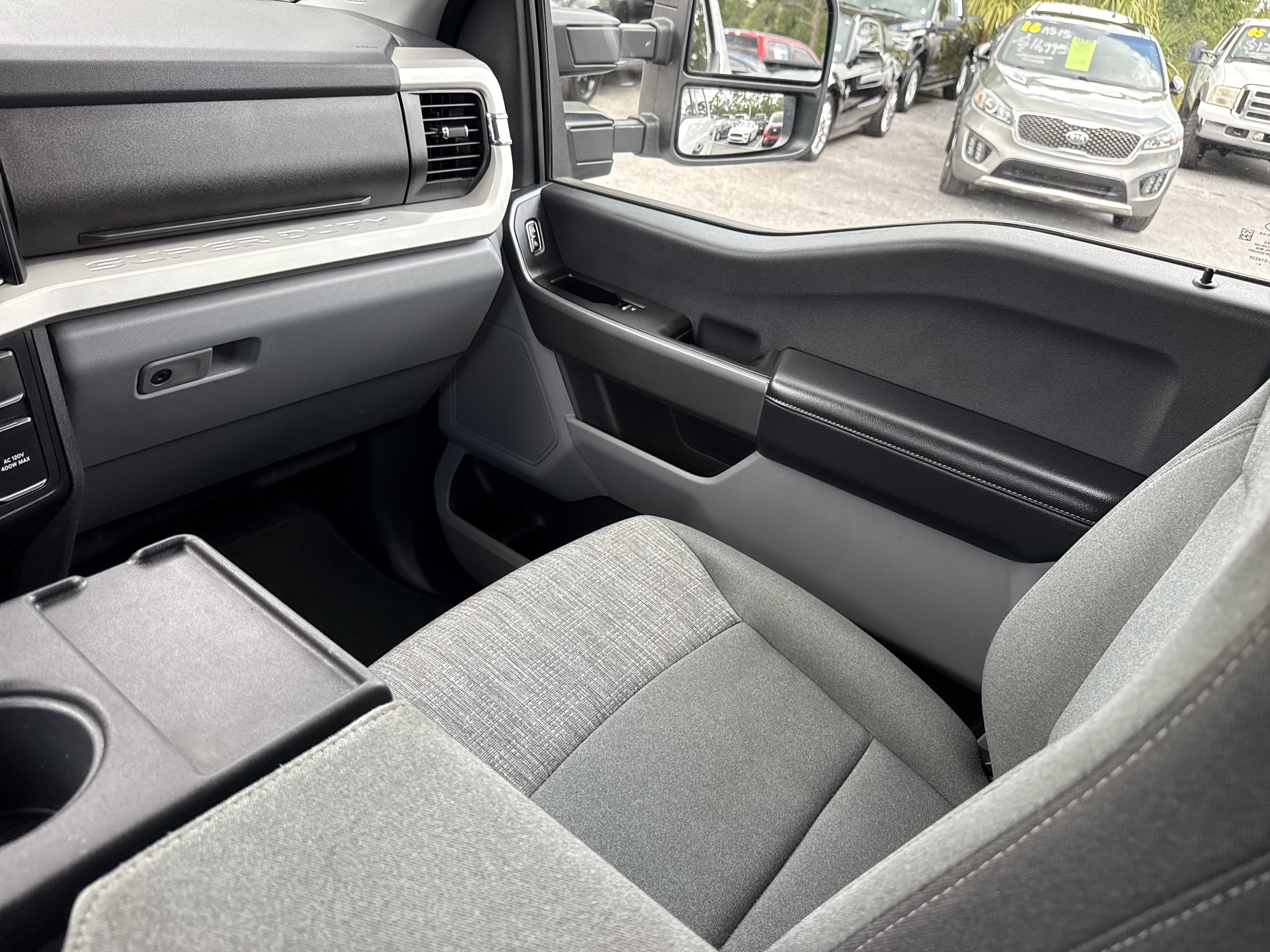 Used 2025 Oxford White Ford XLT image 27