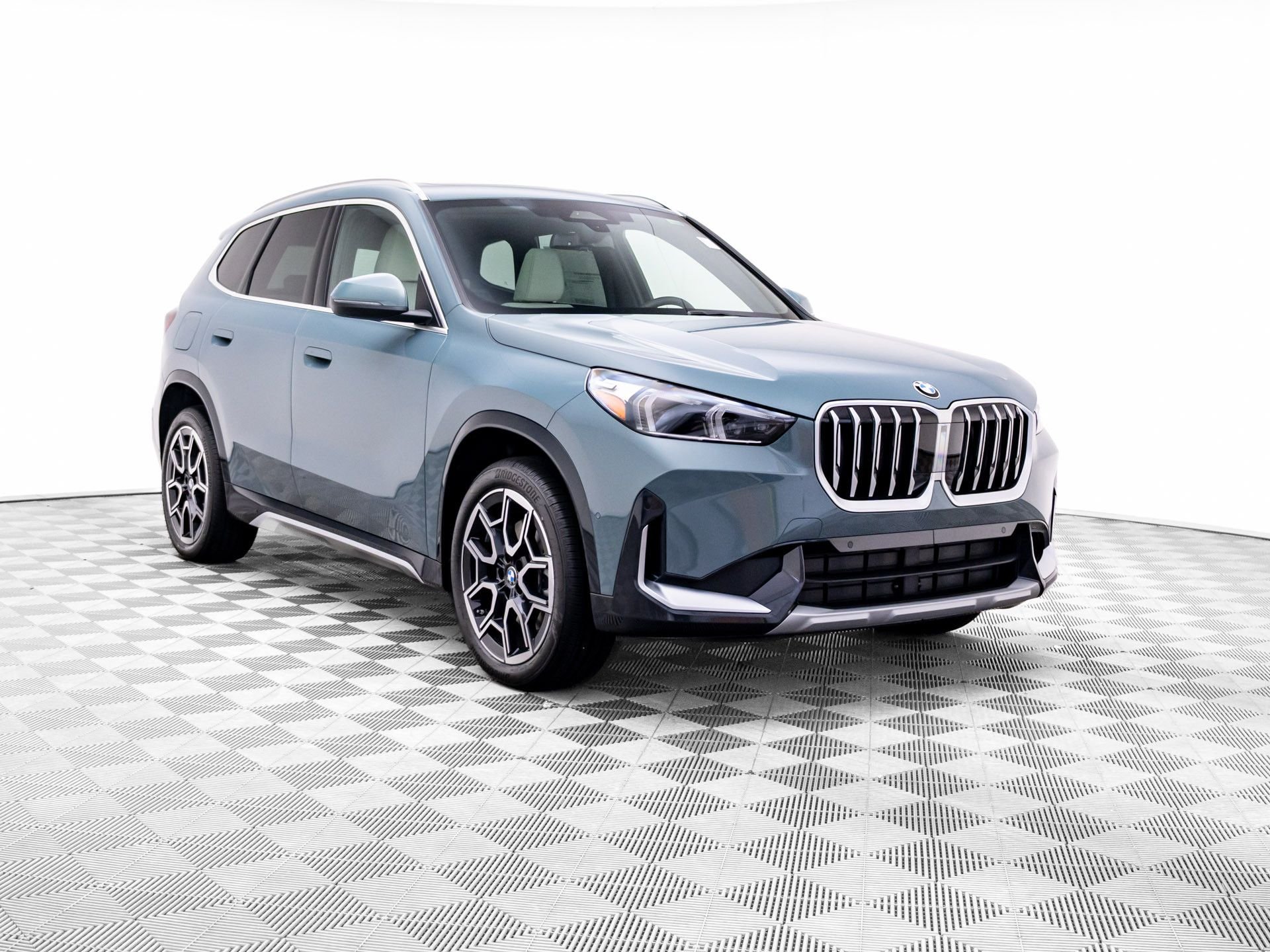 New 2027 Cape York Green Metallic BMW xDrive28i image 8