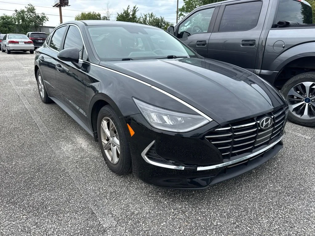 Used 2021 Black Hyundai SE image 1