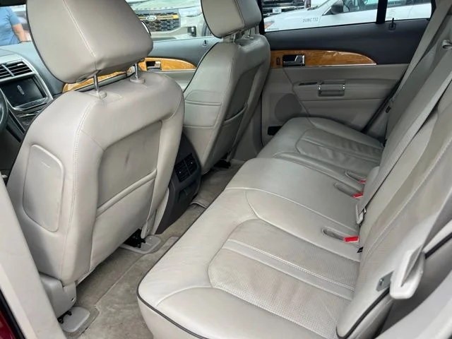 Used 2015 Red Lincoln Base image 4